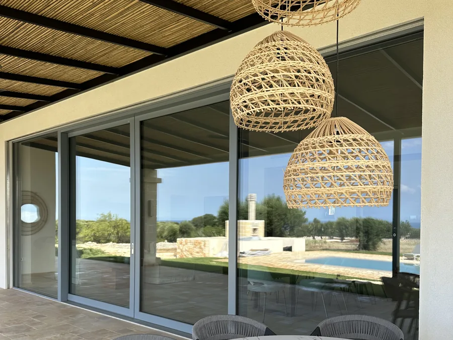 Alzante scorrevole a tutta altezza che affaccia su terrazza e piscina