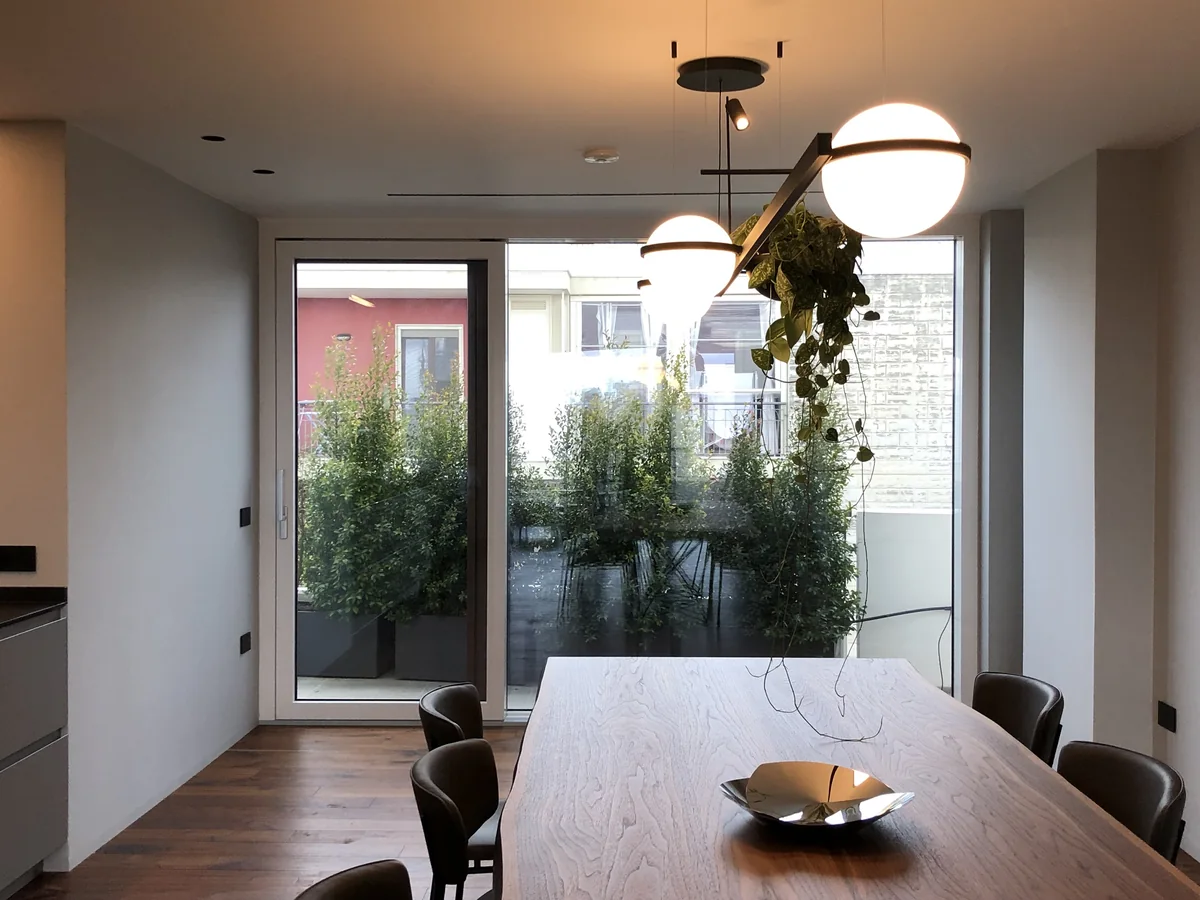 Sala da pranzo con porta-finestra e vetrata affacciate sul terrazzo