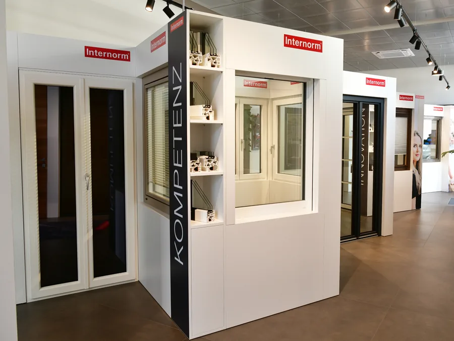 Gli espositori Internorm all'interno dello showroom
