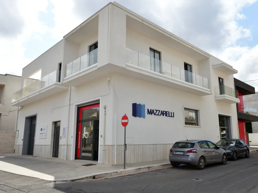 La sede Mazzarelli a Castellana Grotte, con l'ingresso Internorm