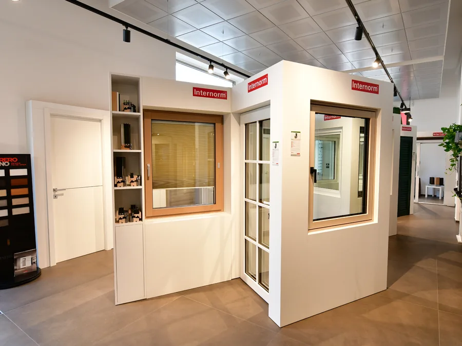 Finestre in legno e campioni di profilo in showroom
