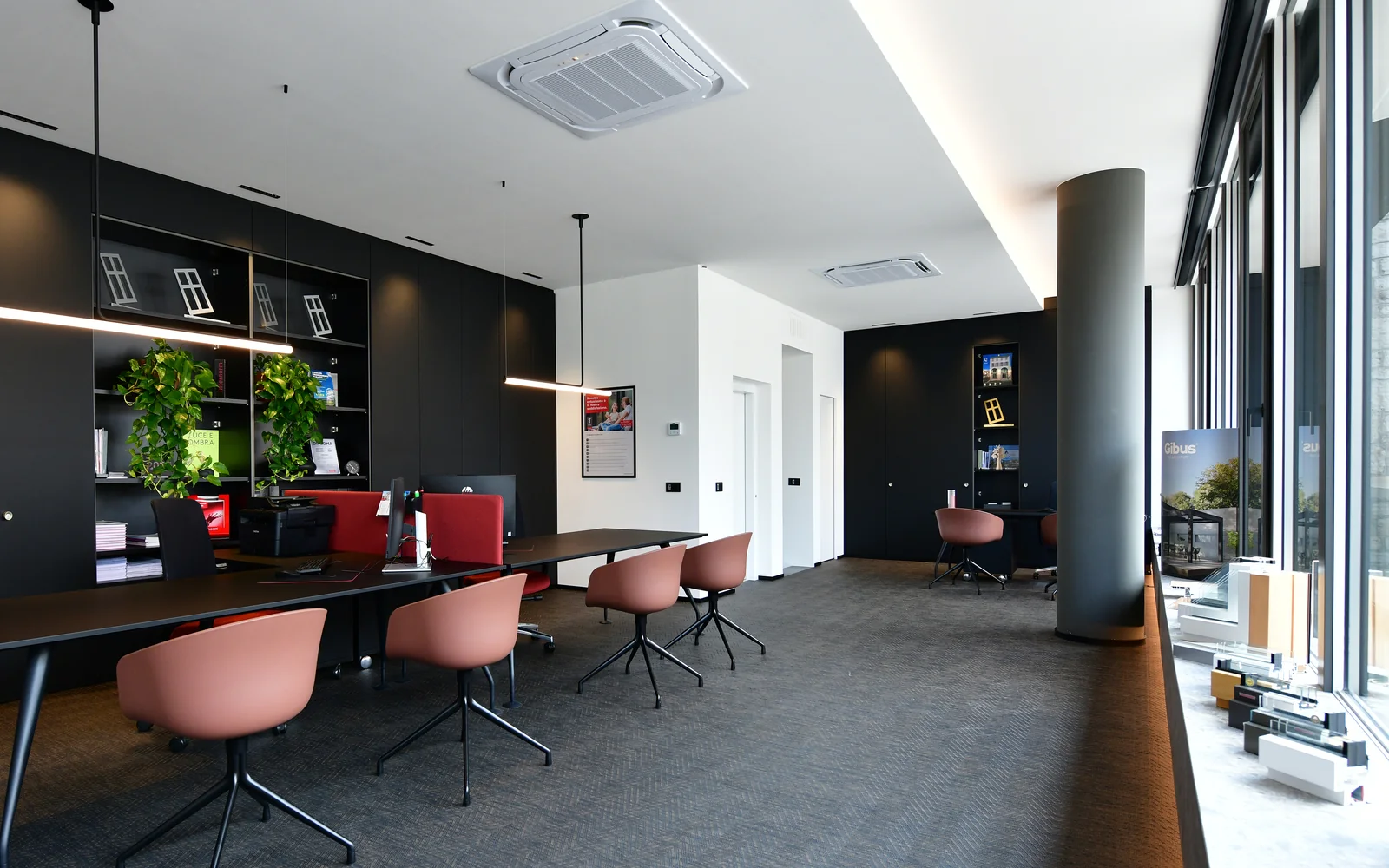 L'interno dello showroom Mazzarelli: postazioni di consulenza e campioni di profilo Internorm