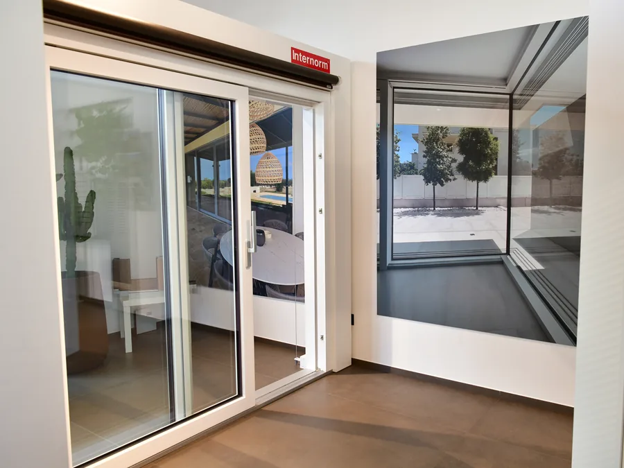 Una porta alzante scorrevole esposta in showroom